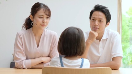 リビングで話し合いをする親子