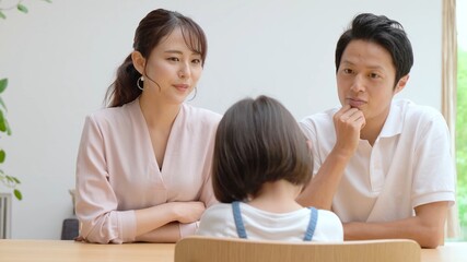 リビングで話し合いをする親子