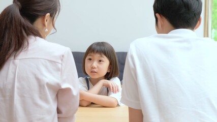 Fototapeta premium リビングで話し合いをする親子