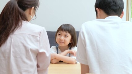 Obraz premium リビングで話し合いをする親子