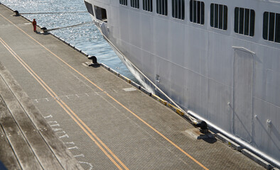 Obraz premium A ship moored with a rope at the pier of the harbor
