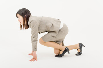 Obraz premium スタートする格好をするスーツ姿の女性