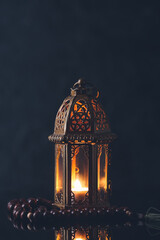 Muslim lamp and tasbih on dark background - obrazy, fototapety, plakaty
