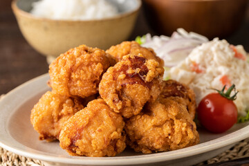 こんがりキツネ色の若鶏の唐揚げ