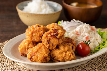 こんがりキツネ色の若鶏の唐揚げ