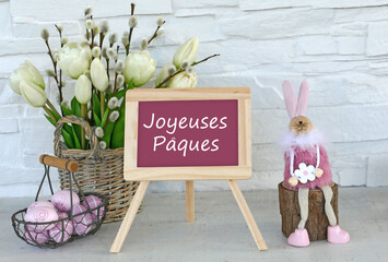 Décorations de Pâques et un tableau noir avec le lettrage Joyeuses Pâques