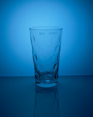 Trinkglas auf dem blauen Hintergrund
