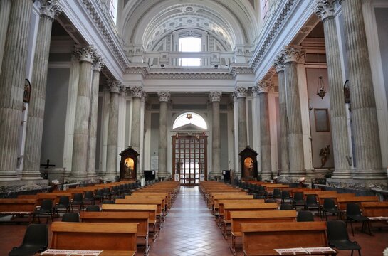 Napoli &ndash; Interno della Basilica della Santissima Annunziata Maggiore dall'altare