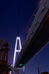 Fototapeta premium 夜の名港トリトン 真下から撮影