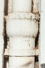 Weisses Wasserrohr aus Metall