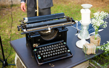 OLD WRITING MACHINE ON TABLE