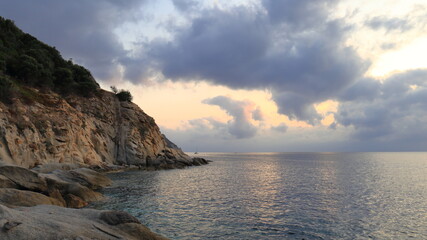 Vista delle rocce all'isola Elba, Capo S. Andrea, con nuvole e luce del tramonto