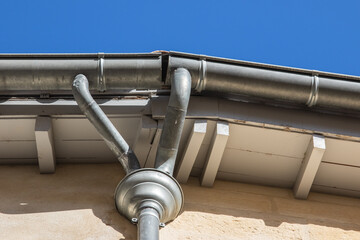 Goutti&egrave;res en m&eacute;tal.