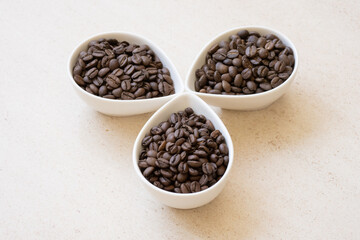 焙煎したコーヒー豆 右から時計回りでコロンビア、エチオピア、ブラジル