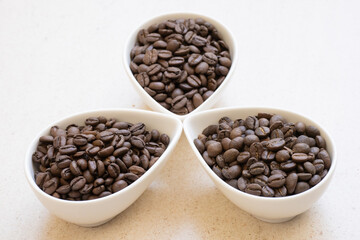 焙煎したコーヒー豆 右から時計回りでコロンビア、エチオピア、ブラジル