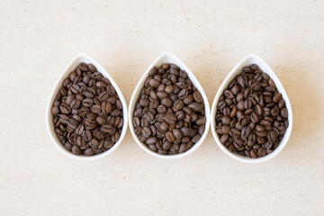焙煎したコーヒー豆 左からブラジル、コロンビア、エチオピア