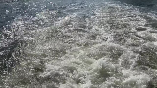 船からみた水面