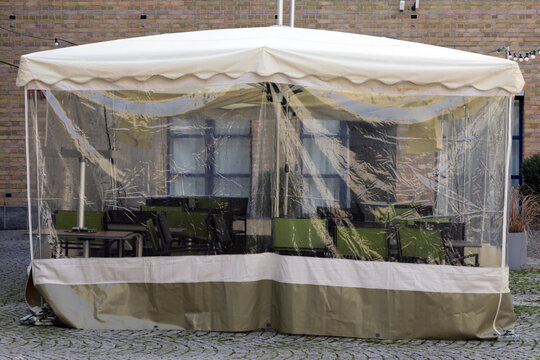 zelt schutz abdeckung f&uuml;r m&ouml;bel einer terrasse im lockdown in der gastronomie
