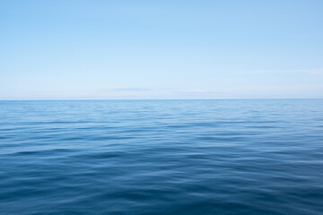 Fototapeta 空と美しいブルーの水面 obraz