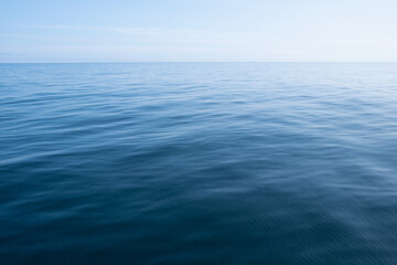 美しいブルーの水面、背景素材