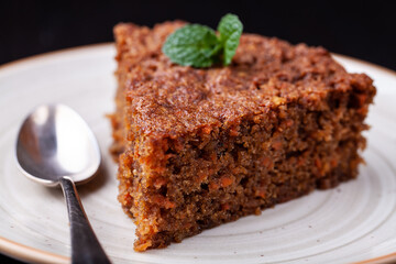 Carrot cake, tarta de zanahoria sobre fondo negro