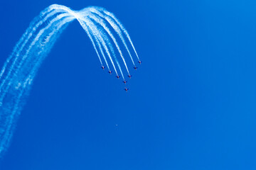 Démonstration en vol lors d'un meeting aérien sous un beau ciel bleu