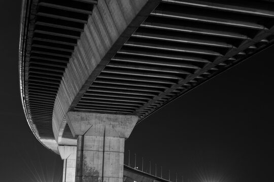 Noir et blanc nocturne du Pont de Ch&eacute;vir&eacute; &agrave; Nantes vue dessous