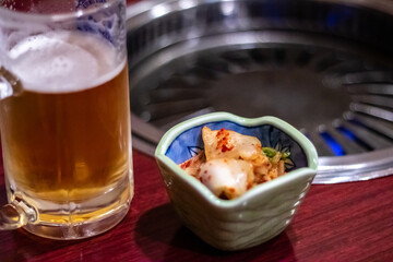 生ビールとキムチ　焼肉屋の風景