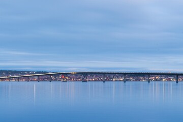 Obraz premium Vallsundsbron bridge over Lake Storsjön with the city of Östersund in the background just after sunset
