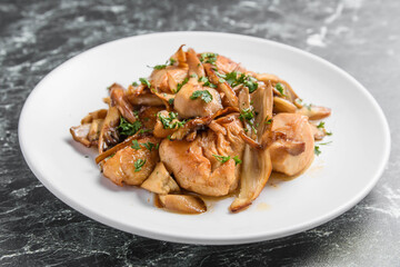 鶏肉とマイタケのバター炒め