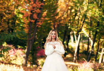 Obraz na płótnie Canvas bride in a beautiful green park