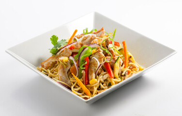 wok de verduras con pasta y pollo sobre fondo blanco. vegetable wok with pasta and chicken on white background.