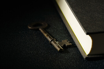 古い鍵とハードカバーの本