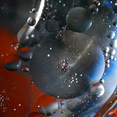 Świat bąbelków olejowych w wodzie na kolorowym tle w skali makro - obrazy, fototapety, plakaty