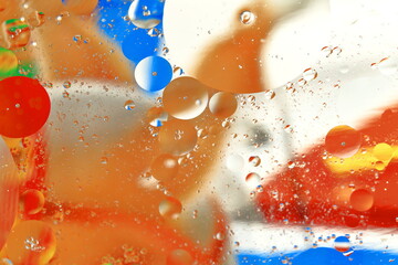 Świat bąbelków olejowych w wodzie na kolorowym tle w skali makro - obrazy, fototapety, plakaty