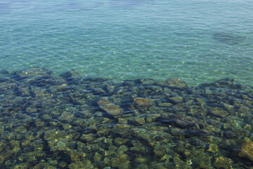 Eau calme et transparente avec pierres