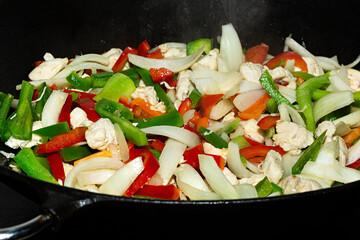 Cocinando verduras con pollo.