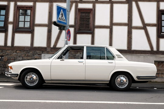 BMW 2500 der Siebzigerjahre in Pastellwei&szlig; mit Sechszylinder vor einem sch&ouml;nen alten Fachwerkhaus am 28.07.2019 beim Oldtimertreffen Golden Oldies in Wettenberg Krofdorf-Gleiberg bei Gie&szlig;en in Hessen