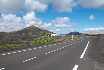 einsame Finca an der Landstraße durch das Weinanbaugebiet la Geria, im Zentrum von Lanzarote, Kanaren