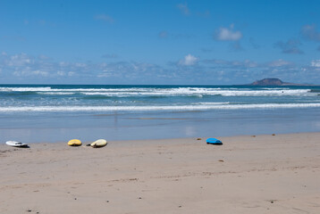 wartende Surfboards am Sandstrand Playa de Famara, Surfspot Lanzarote, Kanaren
