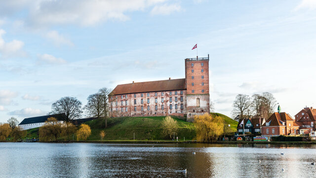 Koldinghus, an old Danish castle, was once a busy residens for the king. Now it hold a museum. It lies on a hilltop above a small lake (Slotss&oslash;en).