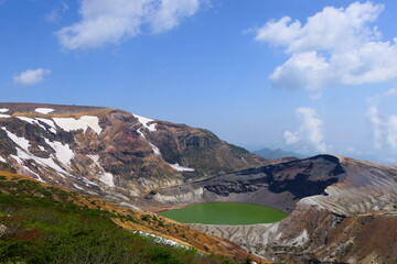 エメラルドグリーンの火口湖。蔵王の御釜。宮城、日本。６月上旬。