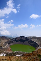 蔵王国定公園の御釜、エメラルドグリーンのカルデラ湖。宮城、日本。６月上旬。