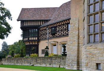 Schloss Cecilienhof im Herbst im Park Neuer Garten, Potsdam, Brandenburg