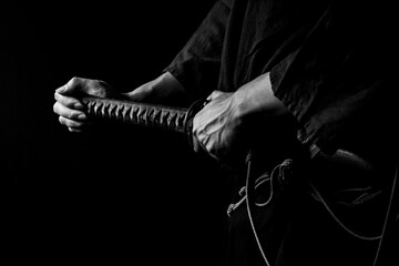 日本刀を帯びた人物