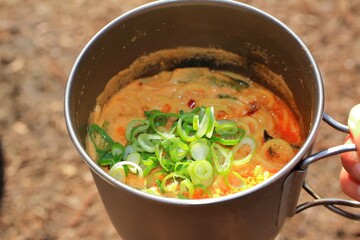 登山で作るラーメン（担々麺）