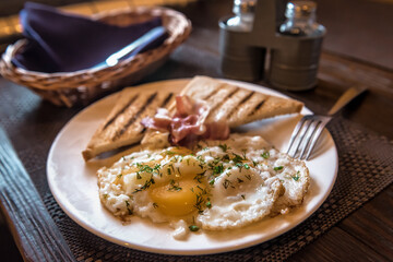 scrambled eggs with toast and bacon