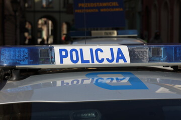 Sygnalizator policyjny na dachu radiowozu. © FotoDax