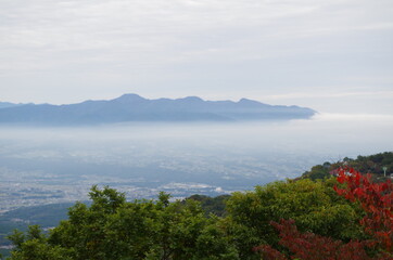 雲海の下の町