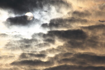 曇り空の太陽イメージ２